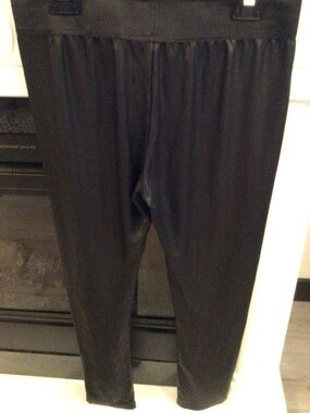 Women’s size large shinny black leggings in new like condition